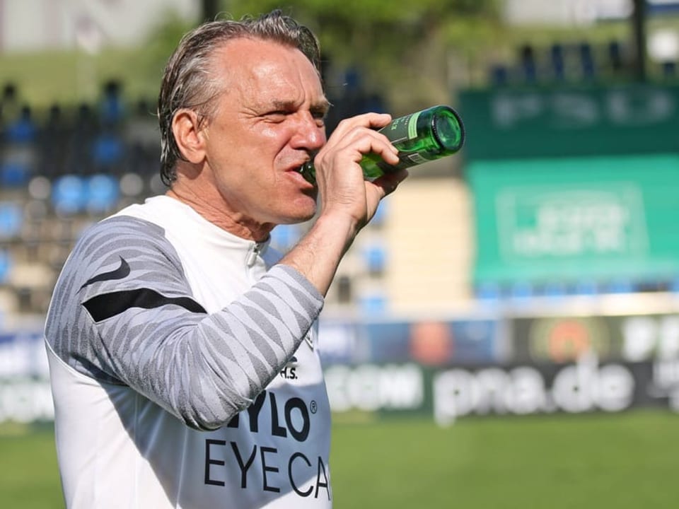 Auch das Bier gewinnt Elversberg-Trainer Horst Steffen gönnt sich einen Schluck nach dem geschafften Aufstieg.