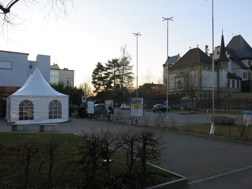 Parkplatz zwischen den beiden Museen.