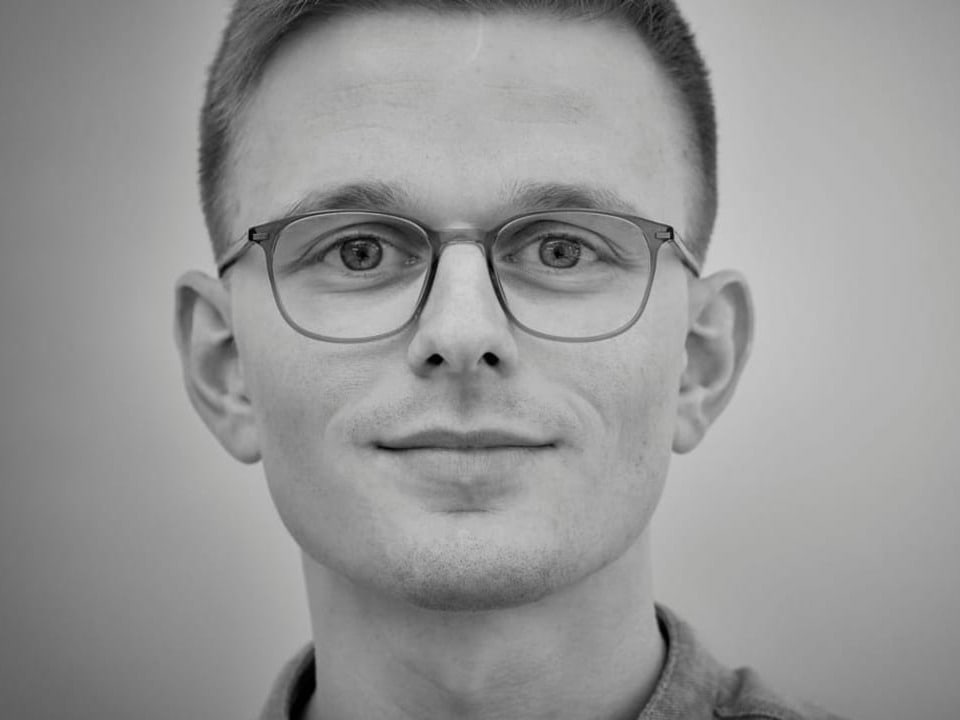 Schwarzweiss-Portrait von Sandro Della Torre.