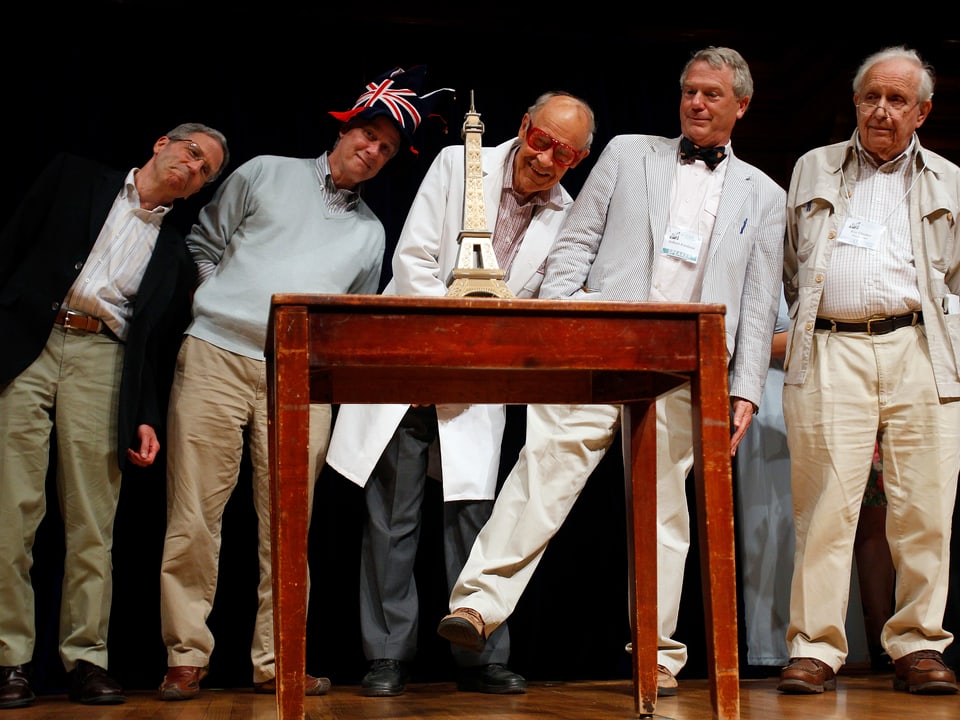 Vier echte Nobelpreisträger bei der Preisverleihung in Boston vor einem Modell des Eiffelturms.