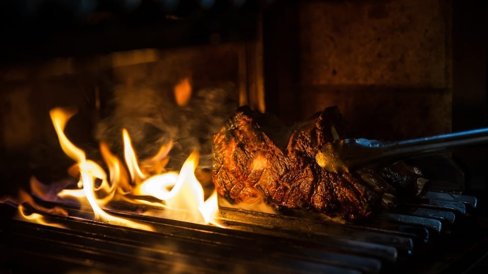 Metzgerstücke machen sich auch gut auf dem Grill Fleisch auf dem Grill