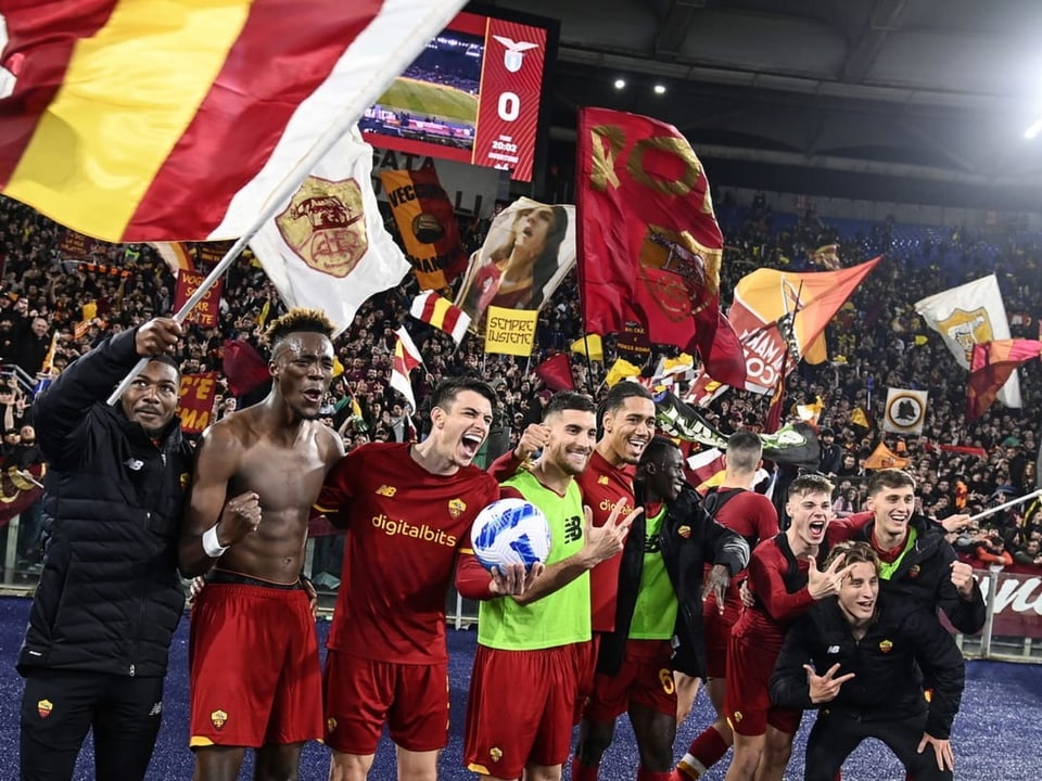 Lassen sich vor der «Curva Sud» feiern Spieler der AS Roma