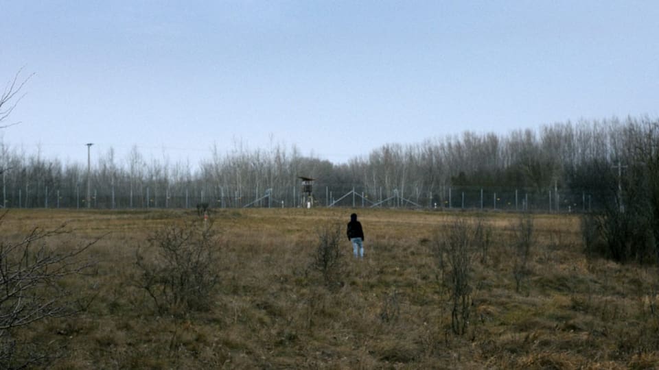 Der 16-jährige Durrab befindet sich an der serbisch-ungarischen Grenze und hält Ausschau nach der Grenzwache.