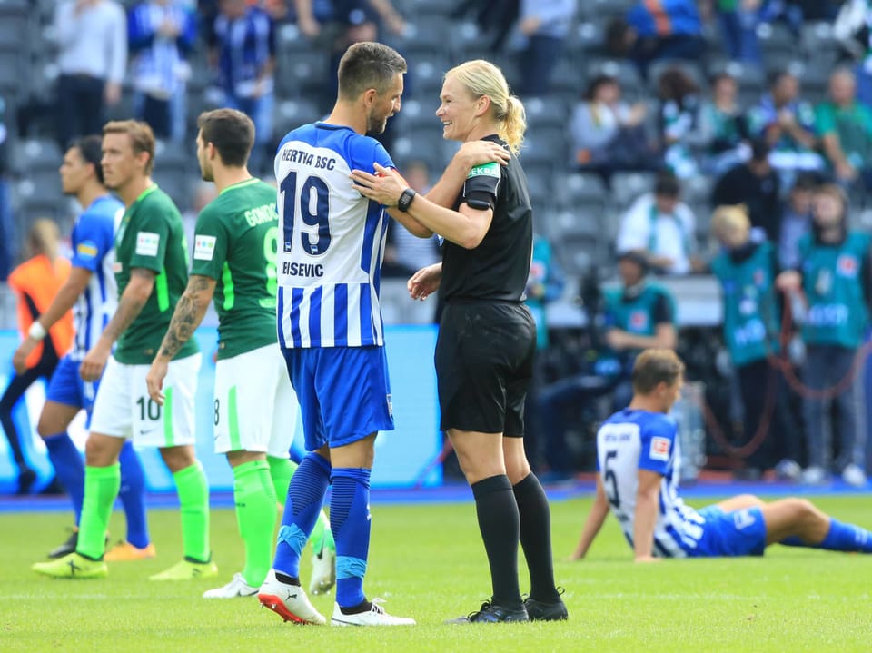 Schiedsrichterin Bibiana Steinhaus im Gespräch mit einem Hertha-Spieler.