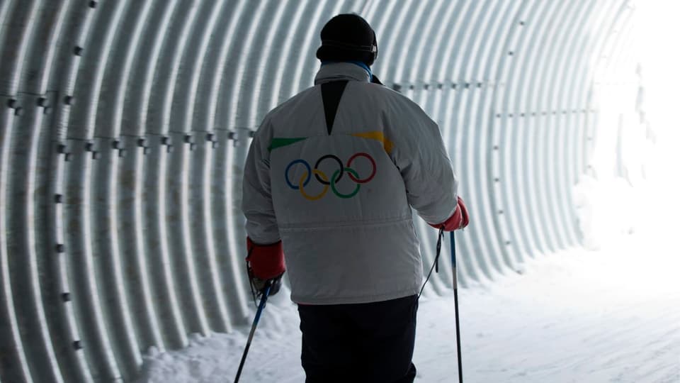 Ein Skifahrer mit Olympia-Ringen an der Jacke.