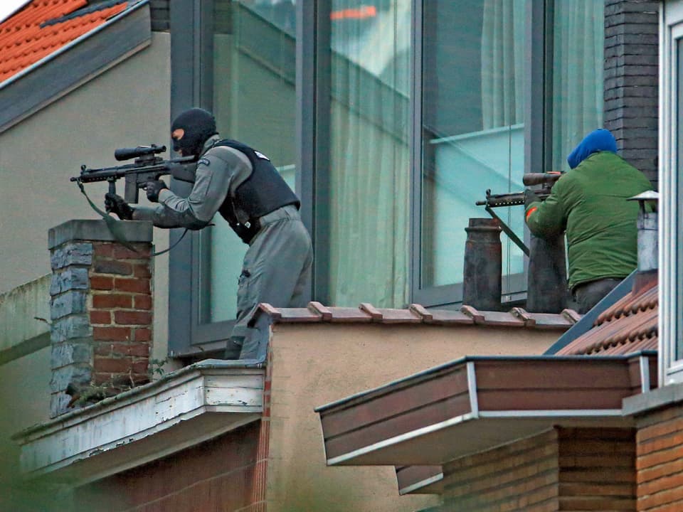 Polizisten auf einem Dach
