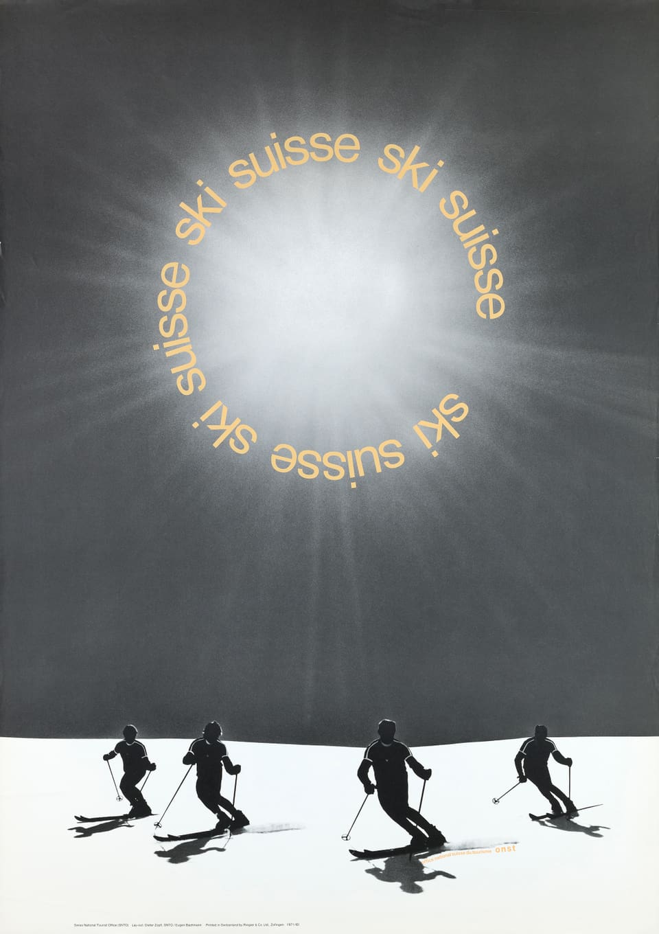 Vier Skifahrer. Die Sonne scheint am Himmel. Darum herum steht: Ski Suisse. 