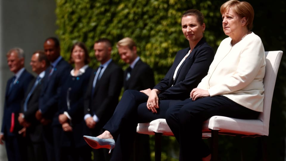 Die dänische Ministerpräsidentin Mette Frederiksen und deutsche Kanzlerin Angela Merkel sitzend