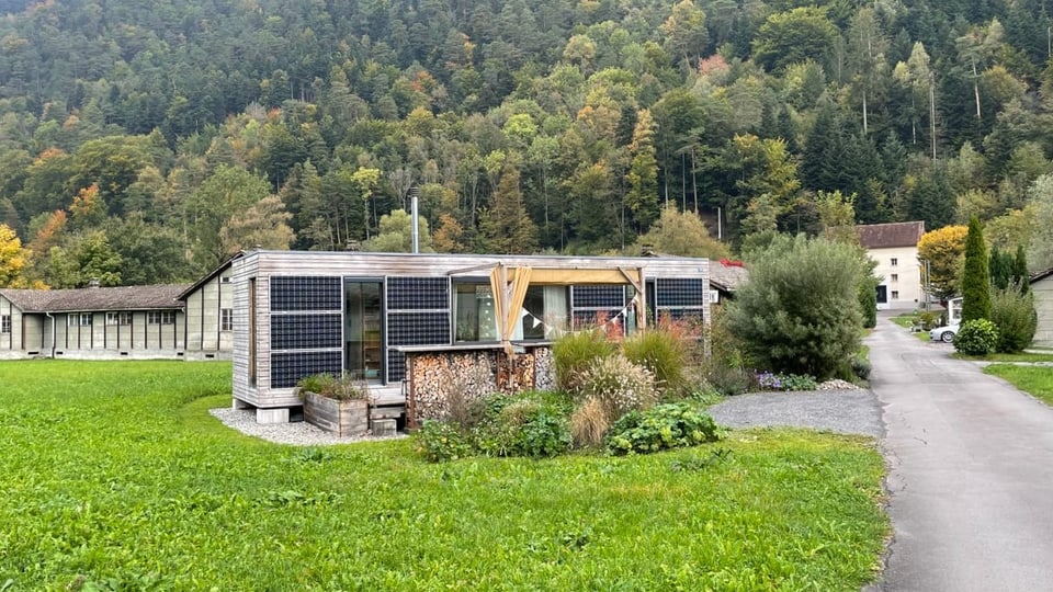 Ein kleines Häuschen mit Solarzellen an den Aussenwänden