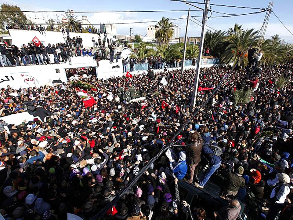 Menschenmenge vor dem Eingang eines islamischen Friedhofs in Tunis.