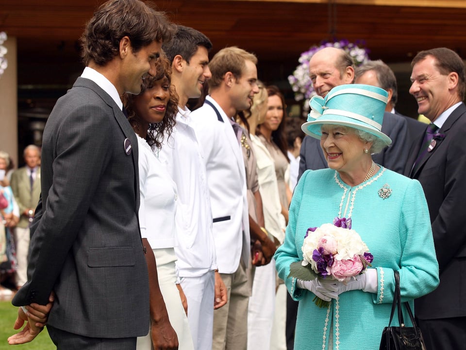 DIe Queen mit Roger federer auf dem Rasen von Wimbledon. 
