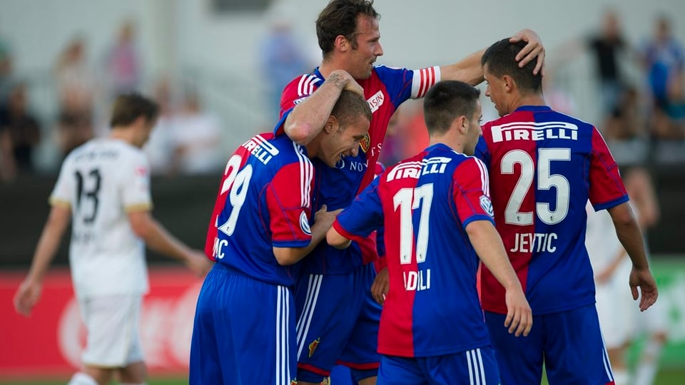 Vier Spieler des FC Basel umarmen sich gegenseitig, sie tragen blau-rote Trikots und blaue Hosen. Im Jubel-Quartett ist auch Marco Streller. Im Hintergrund ist ein Spieler von Fortuna mit der Nummer 13 zu sehen, wie er vorbei läuft.