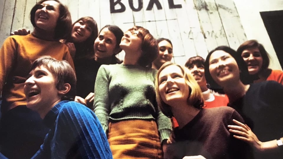 Ein Gruppenfoto von jungen Frauen.