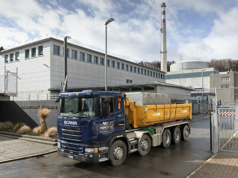 Lastwagen mit Beton verlässt AKW Mühleberg
