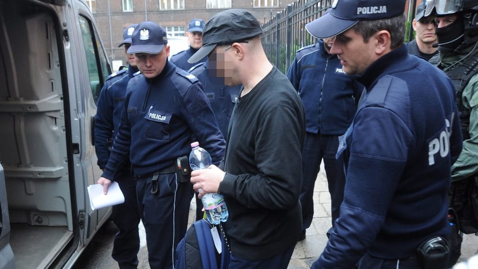 Fabrice A. wird von der polnischen Polizei in ein Transporter begleitet.