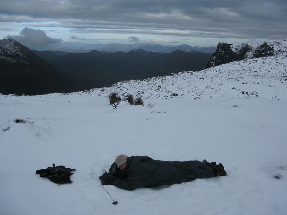 Im Bivak-Sack campiert Thomas Berli im Schnee auf dem Berggipfel