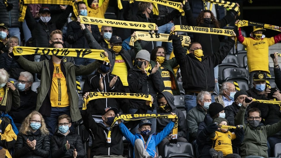 YB-Fans mit Masken im Stadion