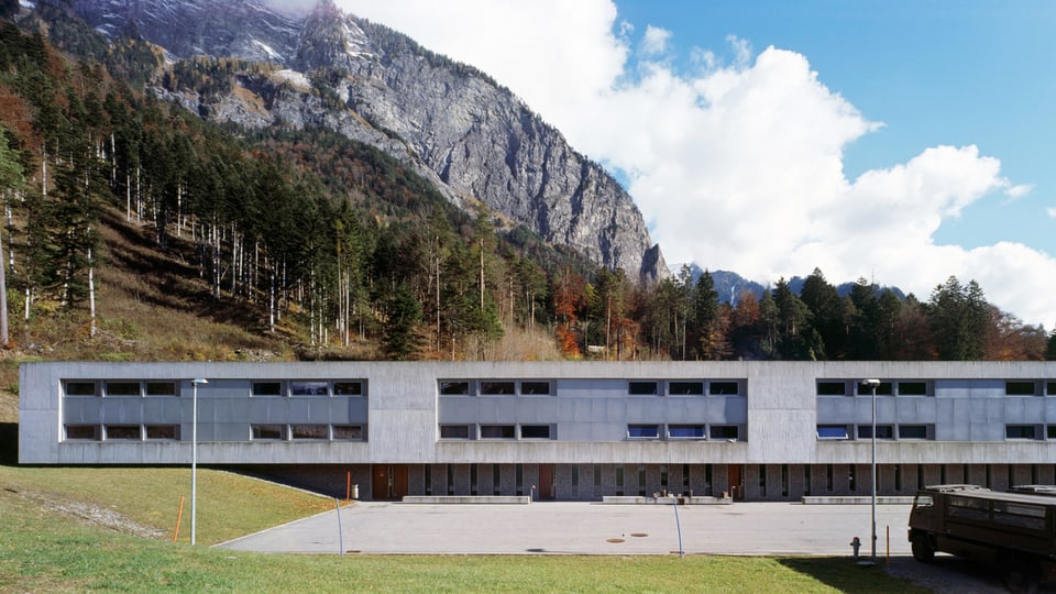 Flaches, langgezogenes Betongebäude