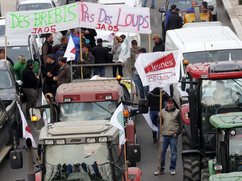 Demonstrierende Bauern mit ihren Traktoren.