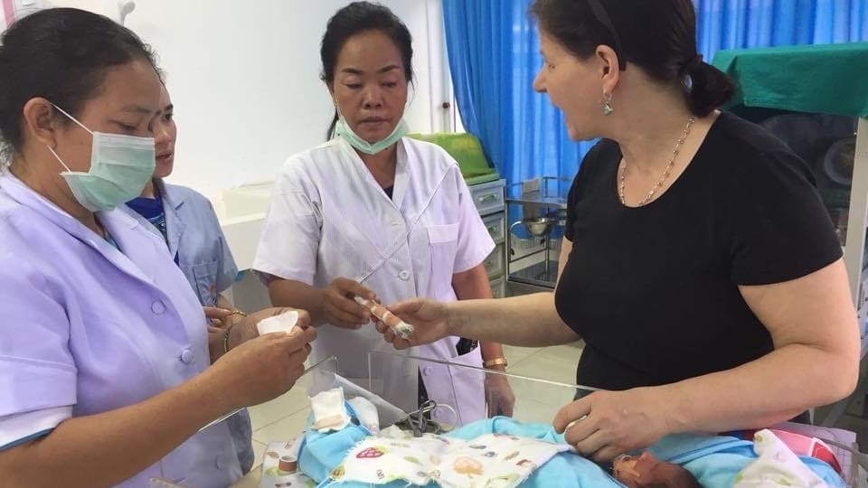 Frau mit Ärztinnen in Laos