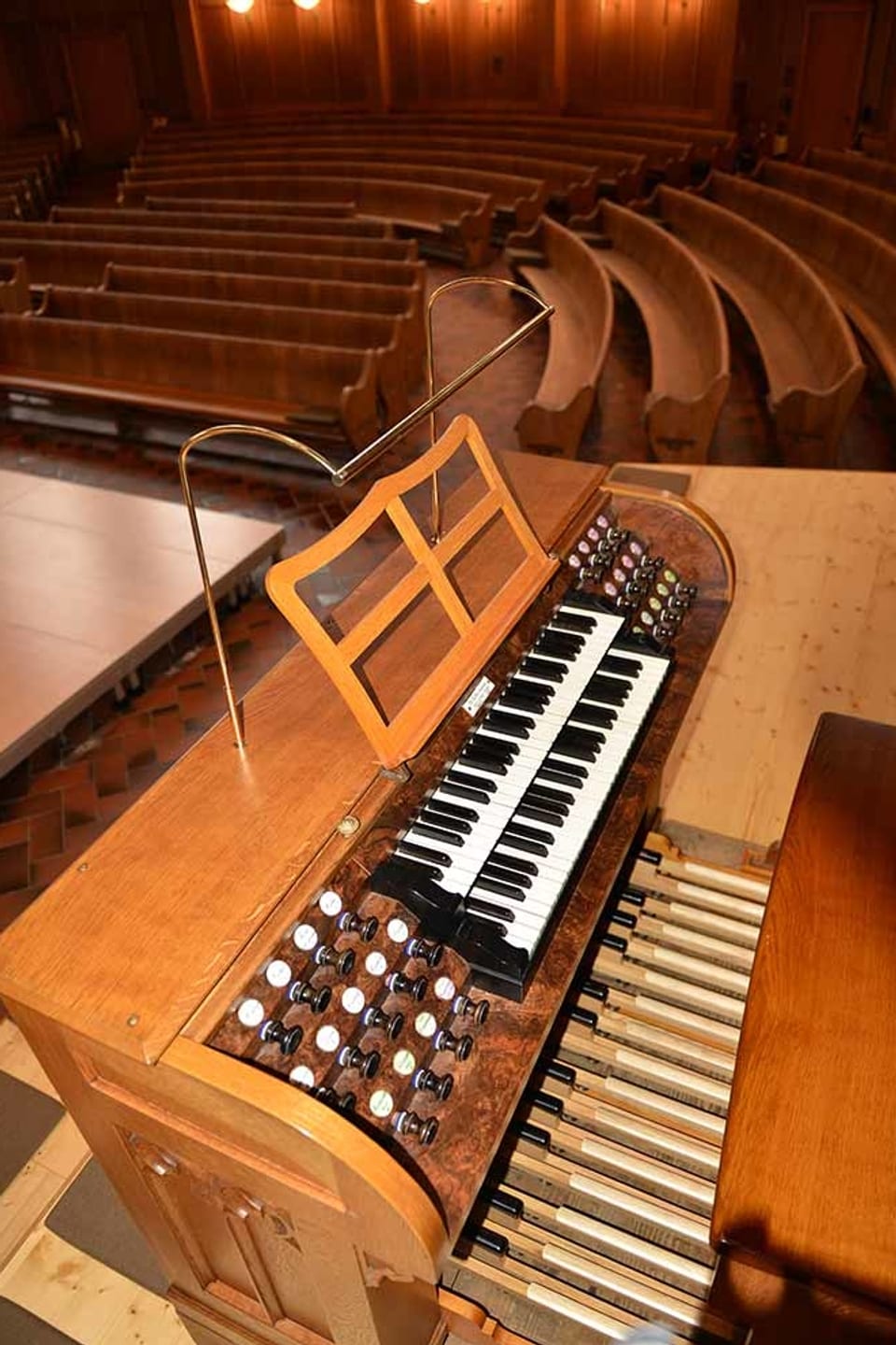 Die Klaviatur der Orgel mit weissen und schwarzen Tasten, den Knöpfen für die Register und den Balken für die Füsse.