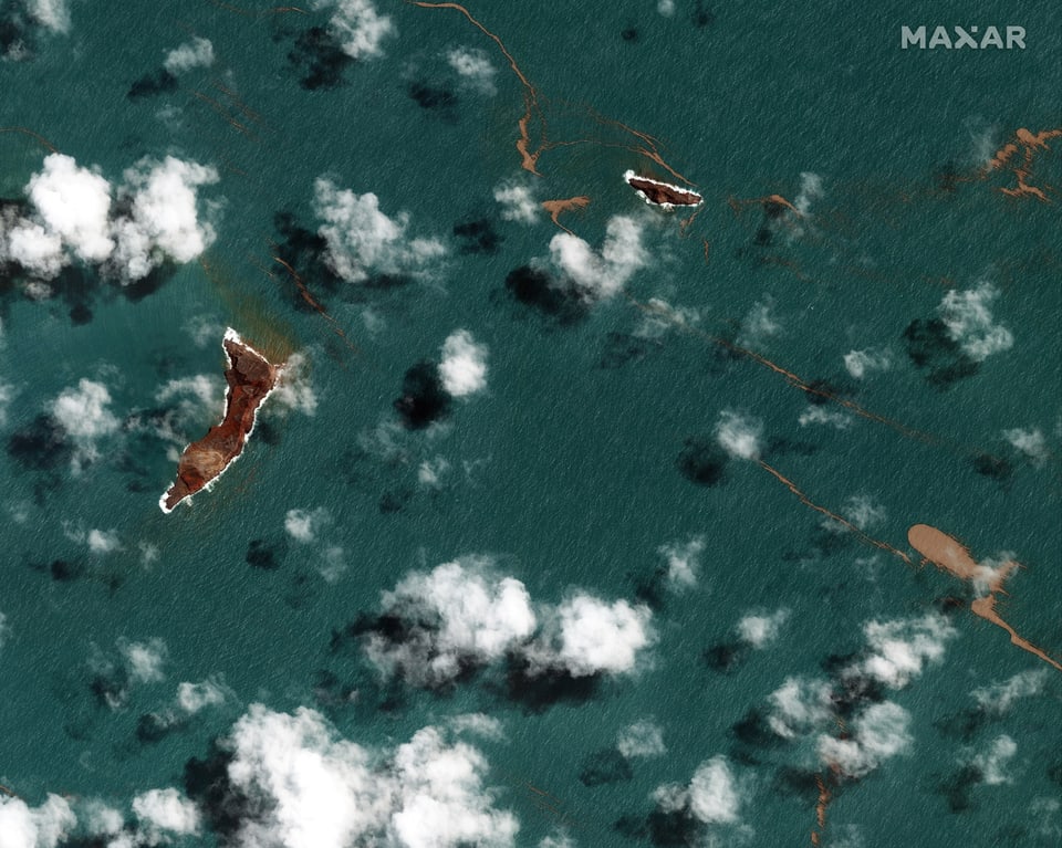 Satellitenbild eines zerstörten Vulkans nach AUsbruch.