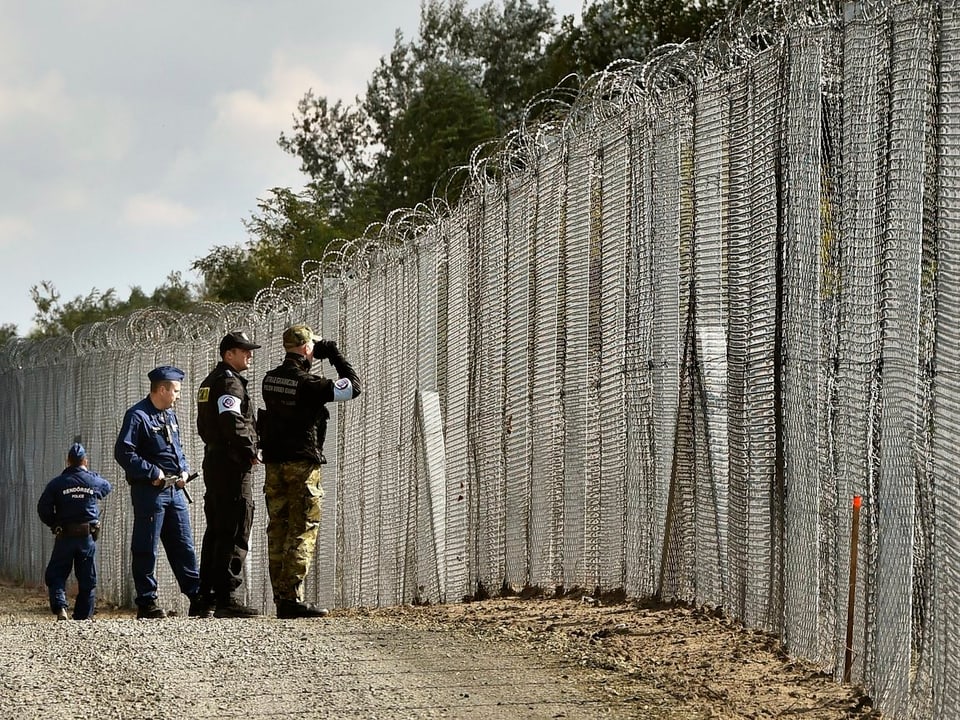 Grenzpolizisten auf ungarischen Seite zur Grenze zu Serbien. 