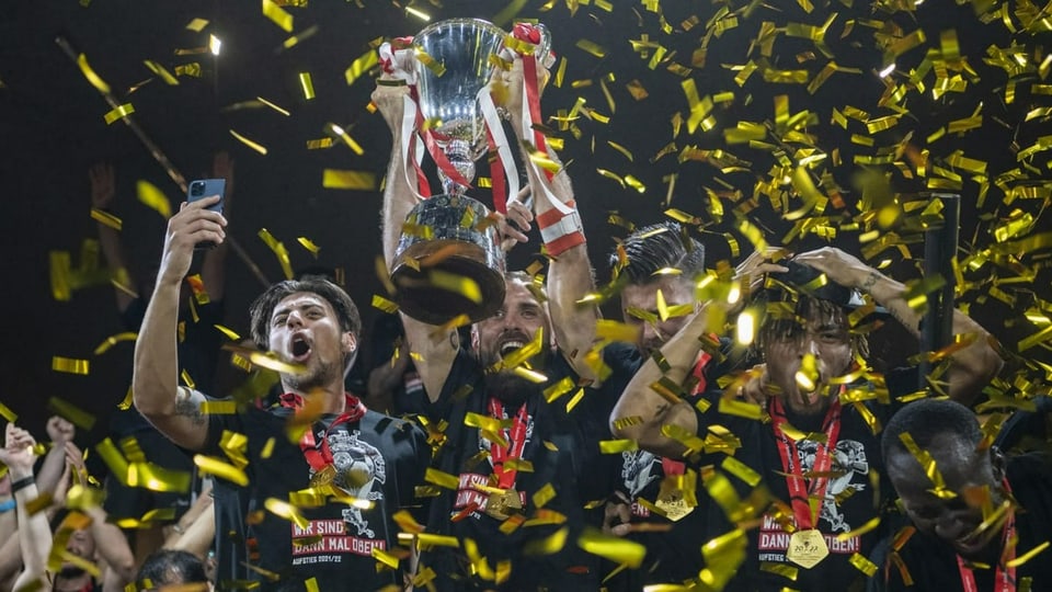 Die Fans und Spieler von Winterthur feiern den Aufstieg in die Super League nach Challenge League Meisterschaftsspiel.