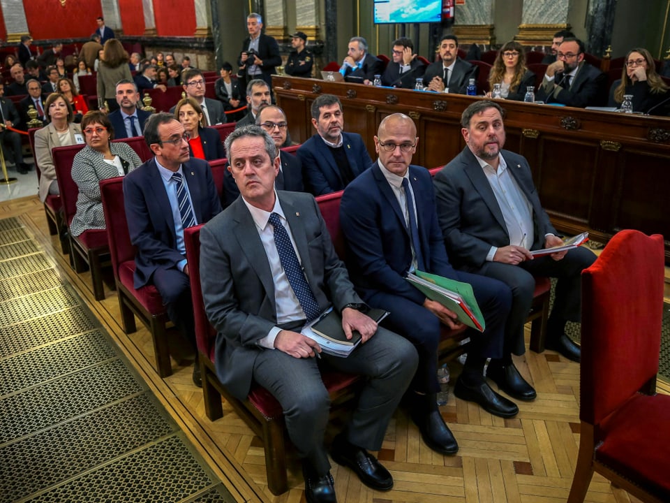 Blick auf 12 angeklagte Ex-Minister Kataloniens im Saal des Obersten Gerichts in Madrid.
