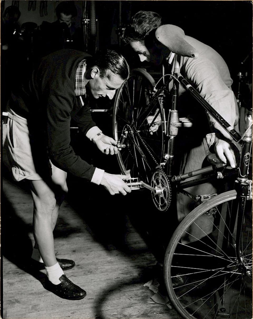Ferdy Kübler prüft die Pedale seines Fahrrads.