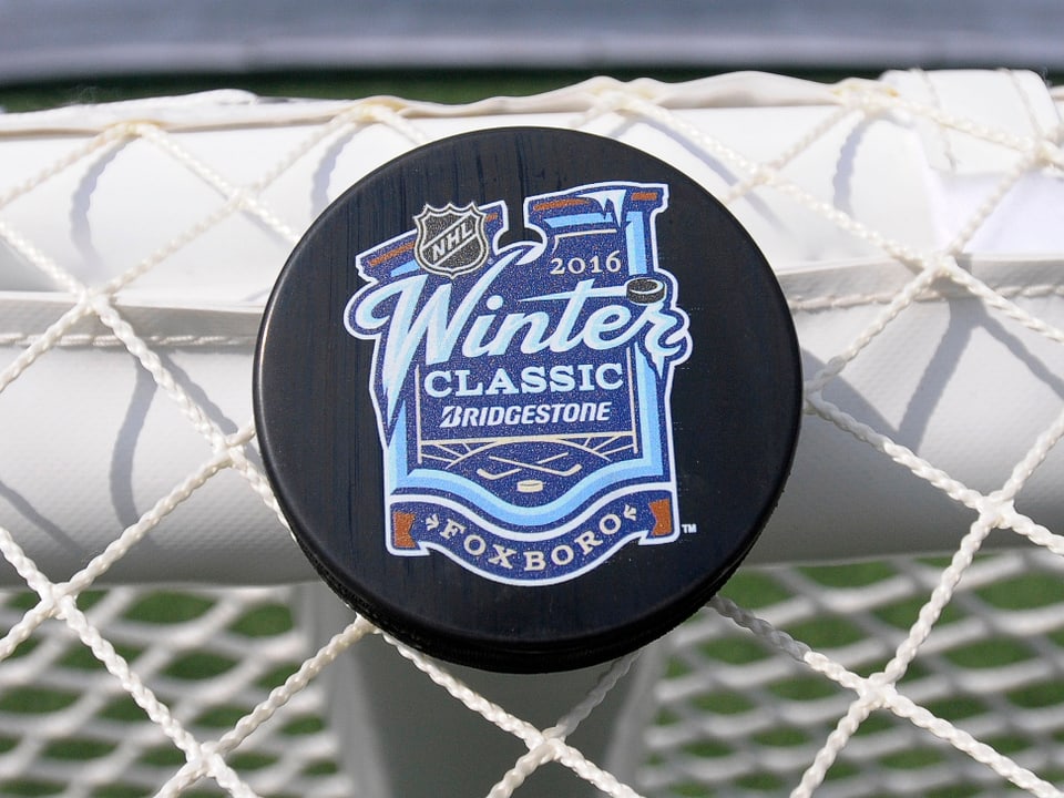 Ein Puck mit dem Logo des Winter Classic.