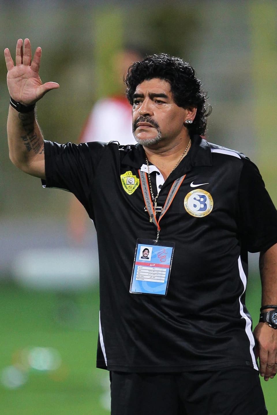 Diego Maradona mit erhobener Hand auf dem Spielfeld