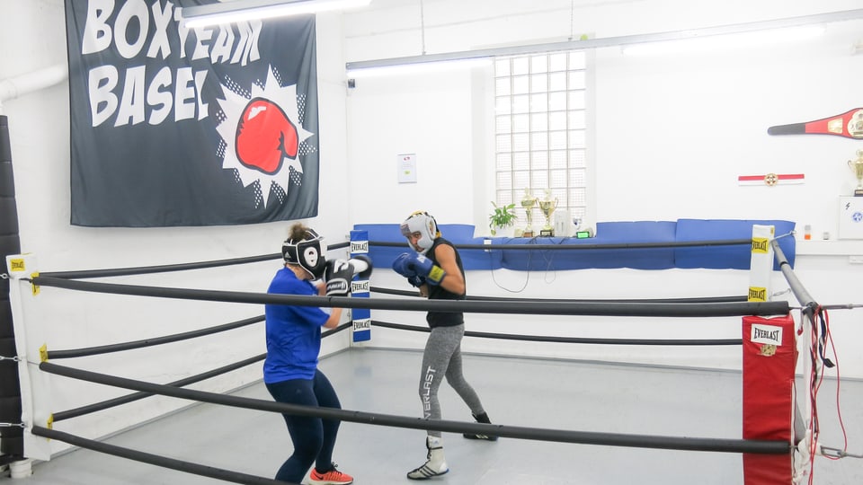 Zwei Frauen stehen im Ring und boxen.