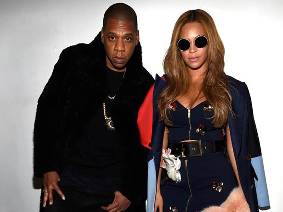 Beyonce mit JayZ, sie trägt runde Brille