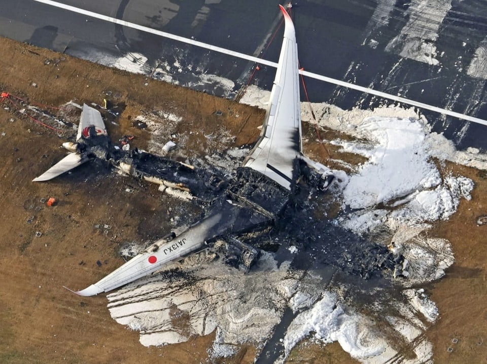 Ein Bild des abgebrannten Flugzeugs von oben.