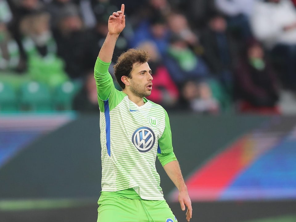 Admir  Mehmedi, Schütze des Wolfsburger Tors, macht auf sich aufmerksam. 
