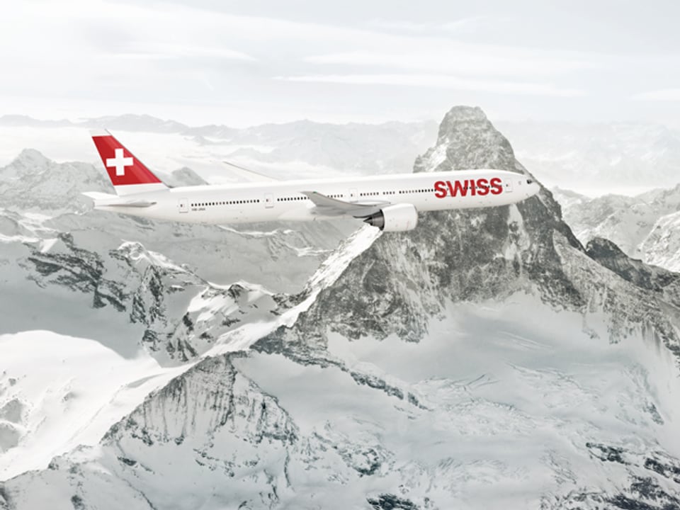 Aussenansicht eines Flugzeuges vor dem Matterhorn.