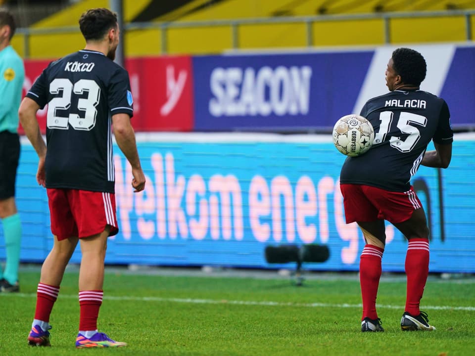 Orkun Kökcü (links) und Tyrell Malacia von Feyenoord Rotterdam.