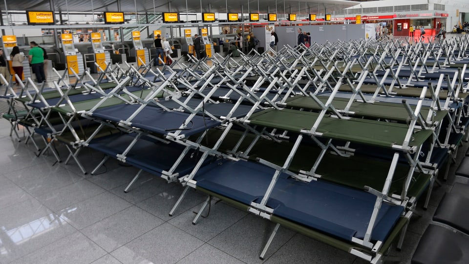 Feldbetten im Flughafenterminal von München.