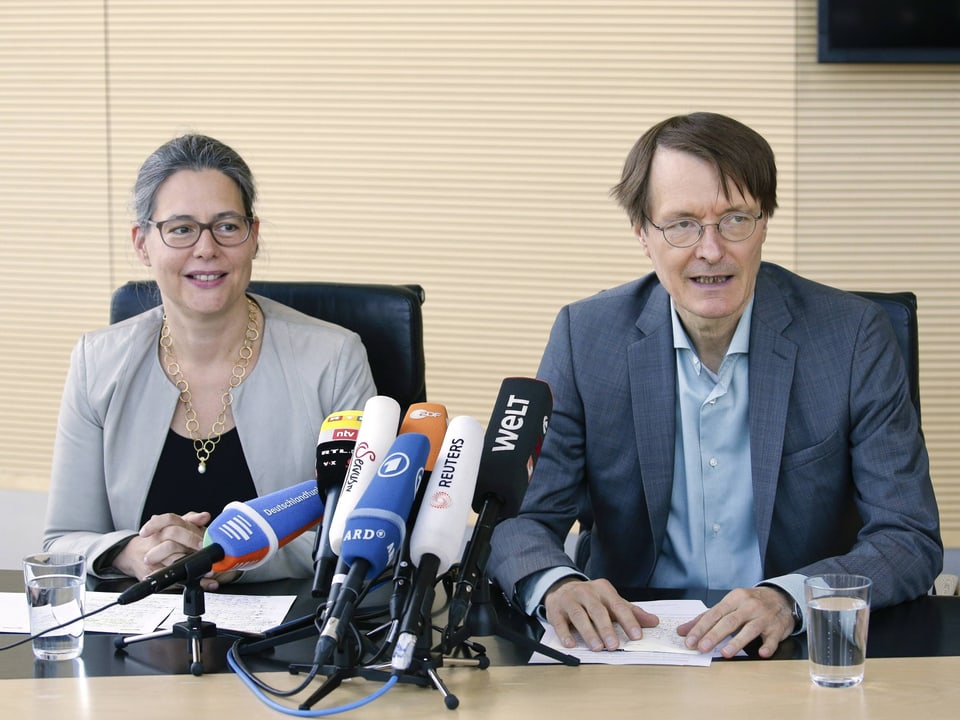 Nina Scheer und Karl Lauterbach an einer Medienkonferenz.