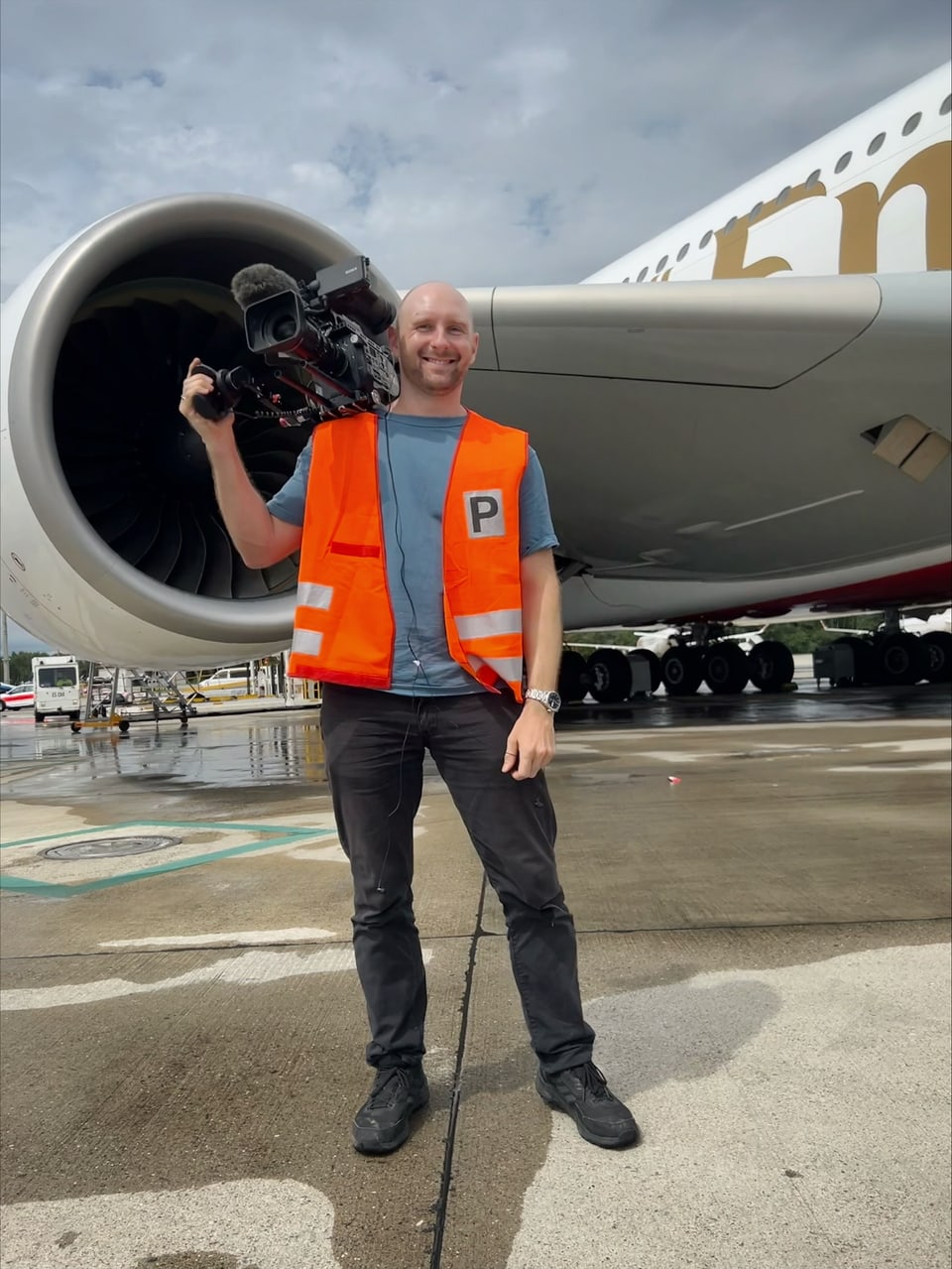 René Schönenberger mit Kamera vor einem A380 der Emirates