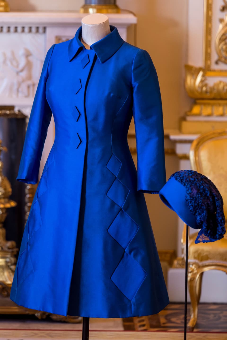 Ein königsblaues Mantel-Kleid und der dazu passende Hut