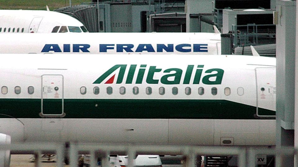Ein Flugzeug der Alitalia und eine Maschine der Air France stehen am Flughafen nebeneinander