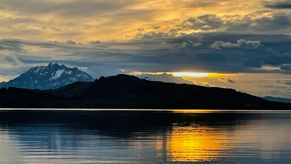 Milder Jahreswechsel Abendstimmung am Zugersee.