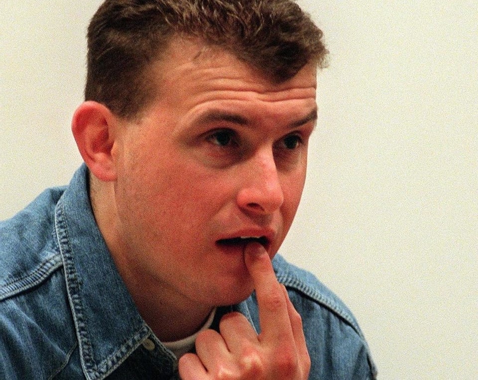 Dražen Erdemović hält Fingerspitze an seinen Mund