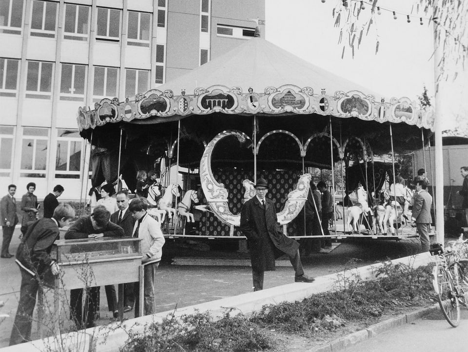 Karussell vor dem Brunnenhof-Gebäude im April 1970.