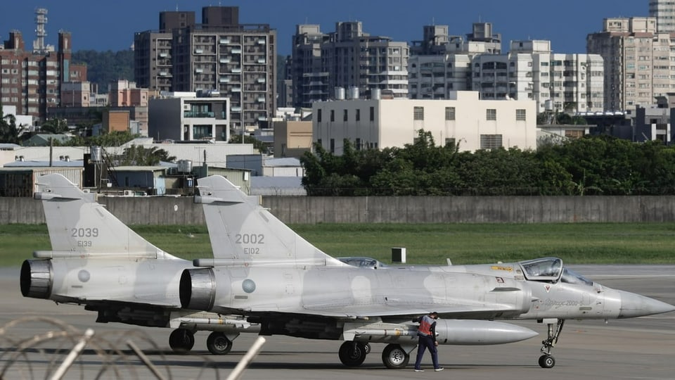Mitarbeiter der taiwanesischen Luftwaffe inspiziert Mirage 2000-5-Kampfjets auf einem Luftwaffenstützpunkt in Hsinchu