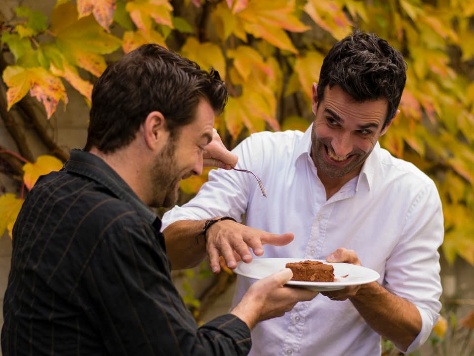 Jann Hoffmann und Philippe Gerber kämpfen um ein Stück Schoggi-Kuchen.
