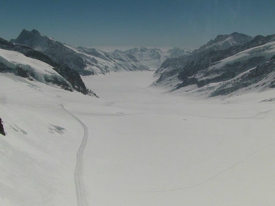 Blick über den Aletschgletscher, nicht mehr ganz klarer Himmel.