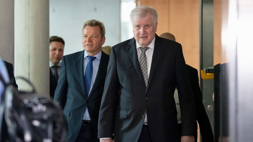 Horst Seehofer erscheint im schwarzen Anzug zur Sitzung des Innenausschusses. 